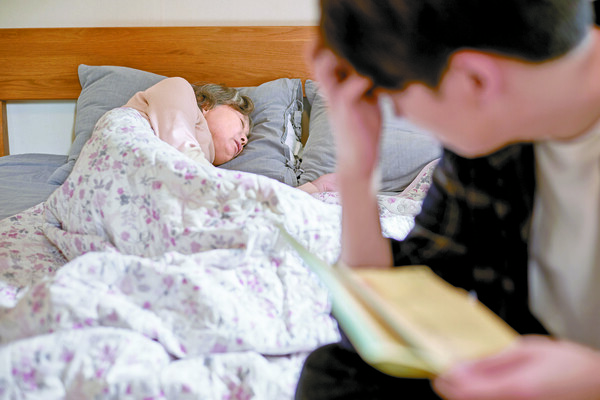 사라지는 내 기억력 … 자식은 간병·우울증·경제 부담 삼중고