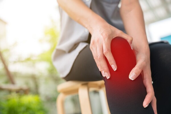 버티던 무릎이 보내는 관절염 악화 신호 3가지