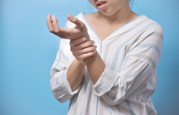 새벽마다 손 저리고 감각 무뎌진다면, 이것 의심해야